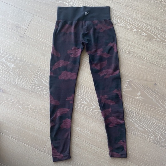 JEDNORTH FLORA SEAMLESS LEGGINGS - BLACK/RED CAMO - Picture 2 of 5